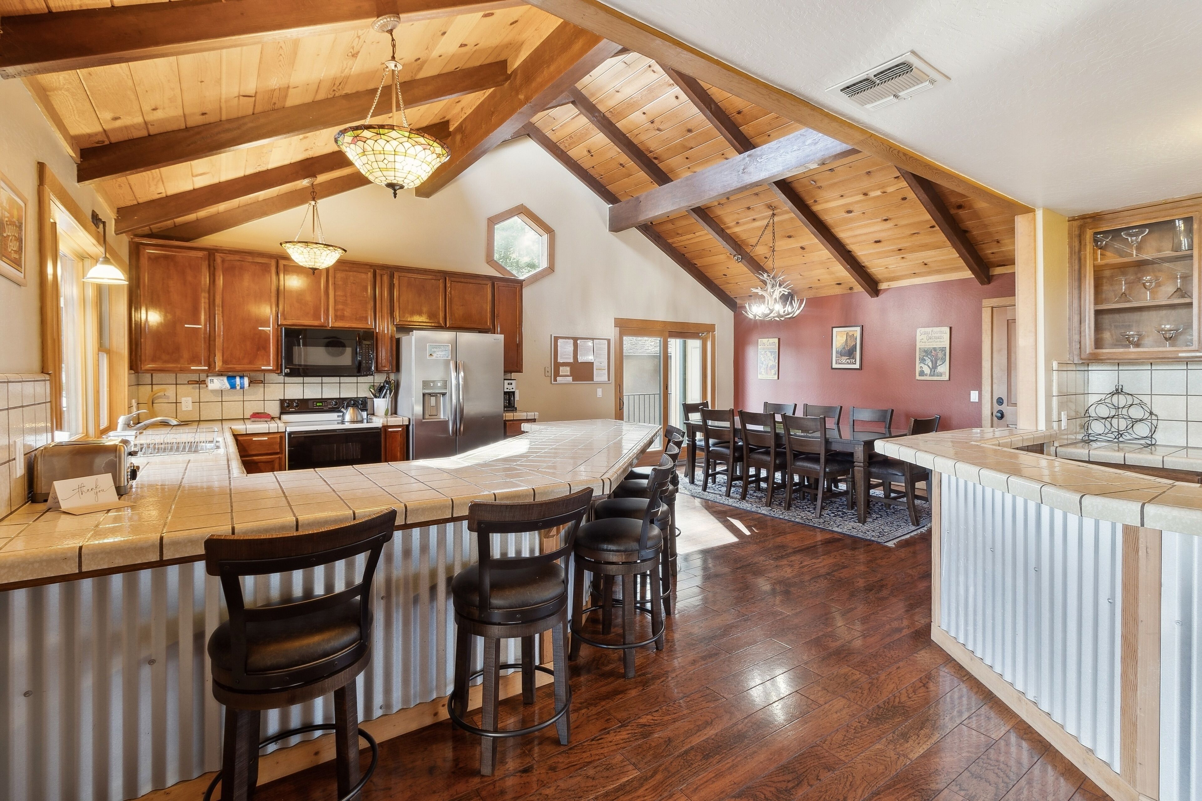 Réfrigérateur, four, lave-vaisselle, cafetière/bouilloire