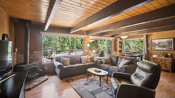 電視、壁爐、DVD 播放機、乒乓球設施