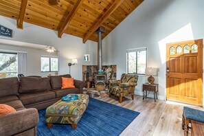 TV, fireplace, DVD player - Three Wild Turkeys - Amazing Outdoor Spaces!  2 Decks! by Yosemite Region Resorts (Groveland)