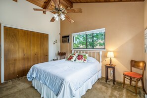 4 bedrooms, desk, WiFi, bed sheets - Three Wild Turkeys - Amazing Outdoor Spaces!  2 Decks! by Yosemite Region Resorts (Groveland)