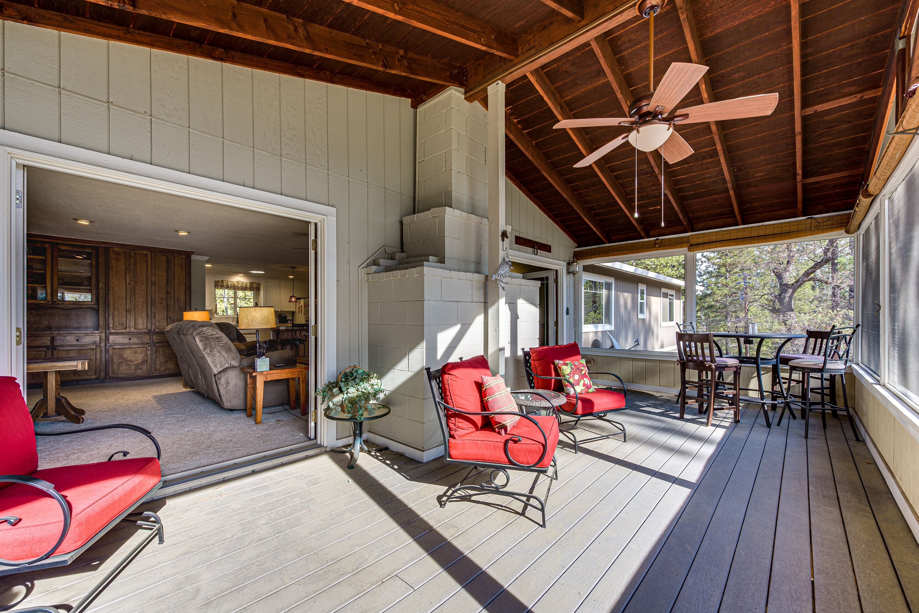 Sue's Deer Retreat - Mountain Views Abound When You Visit Sue's Deer Retreat. Enjoy 3/4 Acres of Space Plus a Fully-Screened Back Deck Perfect for Relaxing by Yosemite Region Resorts