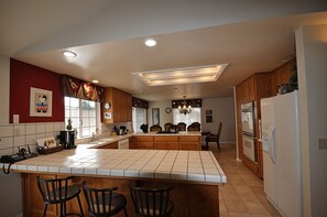 Fridge, oven, dishwasher, coffee/tea maker