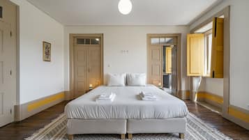 4 bedrooms, iron/ironing board, free WiFi, bed sheets