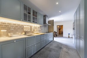 Réfrigérateur, four à micro-ondes, un four, surface de cuisson