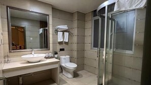 Ein Badezimmer mit Waschbecken, Toilette und einer Duschkabine.