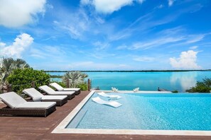 Een buitenzwembad en een verwarmd zwembad