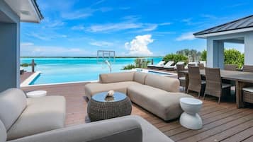 Alberca al aire libre y alberca climatizada