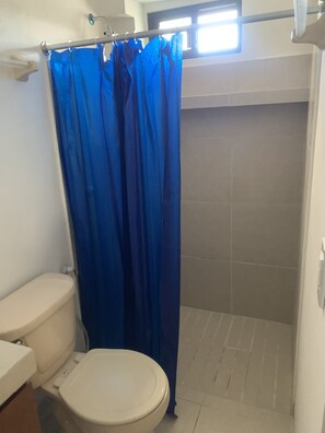 Basic Room | Bathroom | Shower, towels - El solar (Cancun)