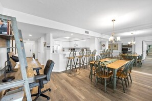 Dining - Private sunsets over the Gulf immaculate 3BR at Gulf Breeze (Naples)