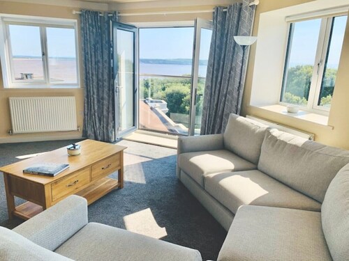 Homely 2 bedroom apartment&stunning seaside views