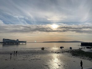 Beach nearby - Homely 2 bedroom apartment&stunning seaside views (Weston super mare)