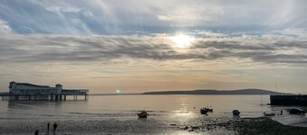 Homely 2 bedroom apartment&stunning seaside views