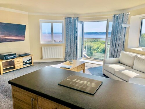 Homely 2 bedroom apartment&stunning seaside views