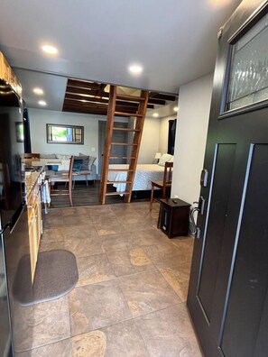 熨斗/熨衣板、旅行婴儿床、WiFi、床单