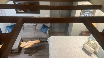 Tabla de planchar con plancha, cuna de viaje, wifi y ropa de cama