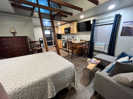 Interior. Loft Apt Just off C&O near Harpers Ferry and AT