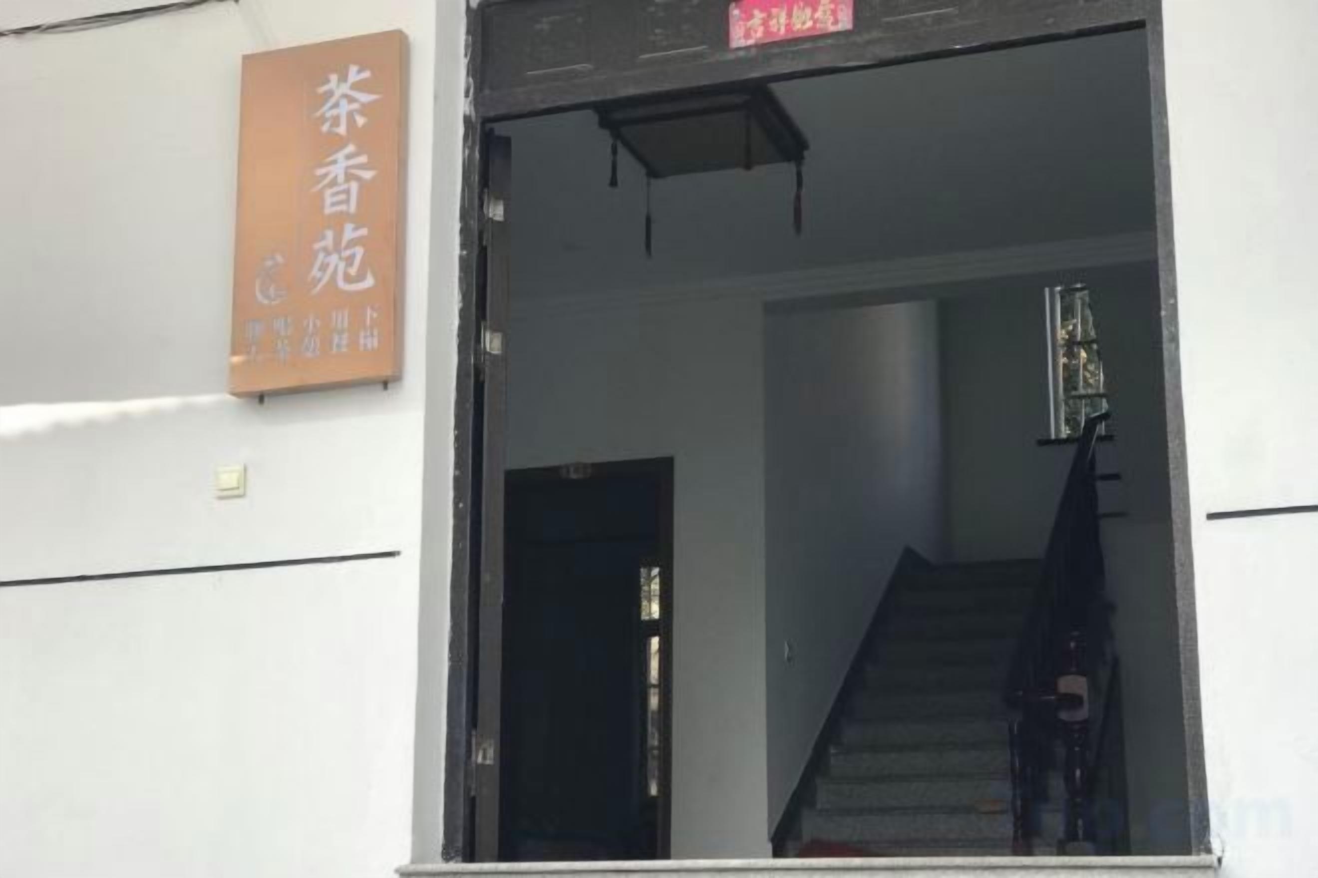 La entrada de un edificio con una escalera que conduce al interior.