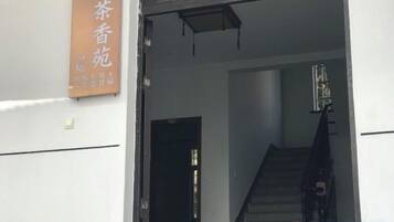 La entrada de un edificio con una escalera que conduce al interior.