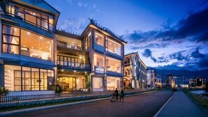 A multi-story hotel with a modern design, featuring balconies and large windows. - Shanshui Qingju Inn (Dali City)