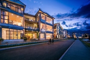 A multi-story hotel with a modern design, featuring balconies and large windows. - Shanshui Qingju Inn (Dali City)