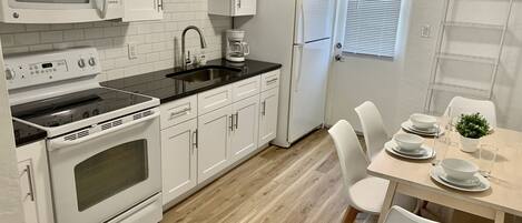 Frigorífico, microondas, horno y placa de cocina