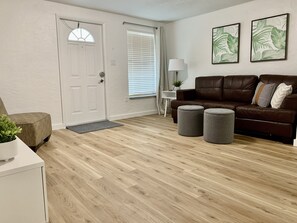 Smart TV - “The Sequel” - King bed - Renovated - near IMG (Bradenton)