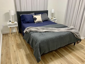 2 bedrooms, iron/ironing board, travel crib, free WiFi - “The Sequel” - King bed - Renovated - near IMG (Bradenton)