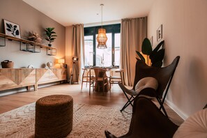 *Metropolitan* 1-Room Apartment with Kitchen | Living area | 32-inch flat-screen TV with cable channels, TV, streaming services - Luga Homes - Nikolaikirche  (Leipzig)