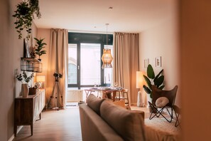 *Metropolitan* 1-Room Apartment with Kitchen | Living area | 32-inch flat-screen TV with cable channels, TV, streaming services - Luga Homes - Nikolaikirche  (Leipzig)