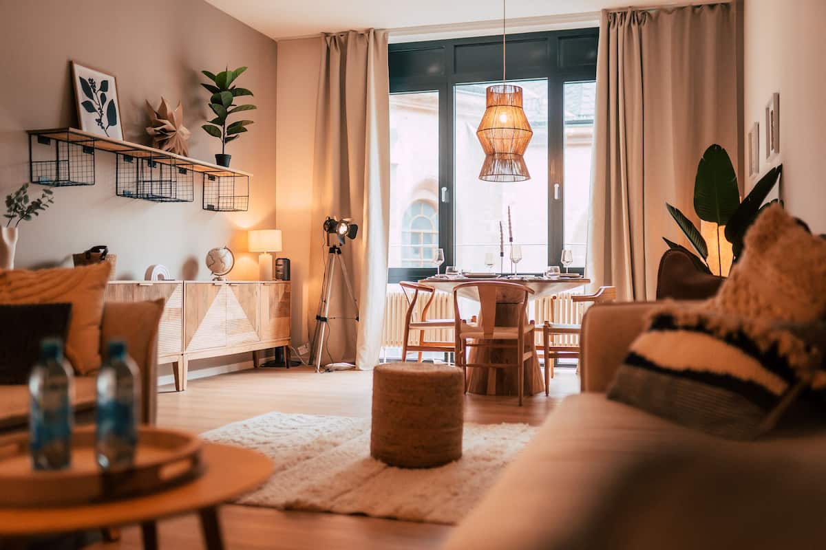 *Metropolitan* 1-bedroom apartment with kitchen - Grimmaische Str. 23 | Woonruimte | Een 32-inch flatscreentelevisie met kabelzenders en een televisie