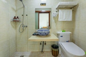 Un baño con lavamanos, inodoro y ducha.