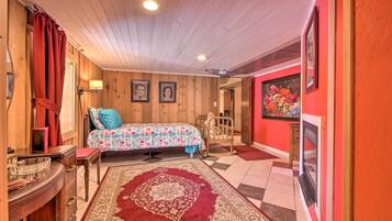 3 bedrooms, desk, iron/ironing board, travel crib