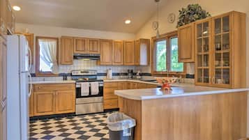 Fridge, microwave, stovetop, dishwasher