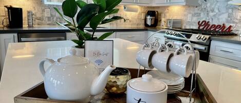 Een koelkast, een magnetron, een oven, een kookplaat