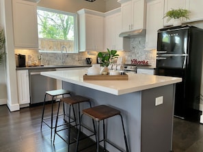 Frigorifero, microonde, forno, piano cottura