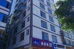 A multi-story building with a sign for "Coastline Hotel" and another sign for "Seafood Restaurant". - Fuxian Lake Coastline Express Hotel (Luchong Scenic Area) (Chengjiang)