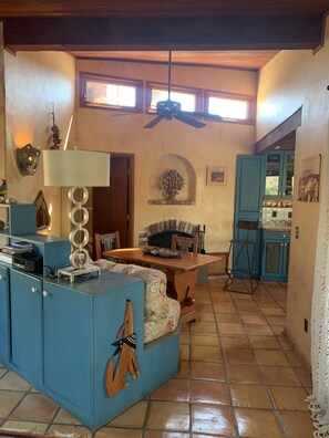 Televisio, takka, kirjoja