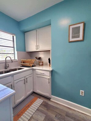 Fridge, microwave, oven, stovetop - THE SALT LIFE! 10 steps to the beach! (Clearwater)
