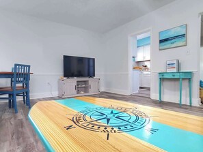 Interior - THE SALT LIFE! 10 steps to the beach! (Clearwater)