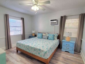 1 bedroom, iron/ironing board, travel cot, free WiFi - THE SALT LIFE! 10 steps to the beach! (Clearwater)