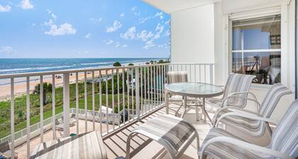 The Beachsider at Ormond: Luxe Oceanfront Condo, balcony & pool. (Daytona Beach)