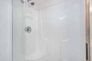Badewanne, Haartrockner, Handtücher, Seife