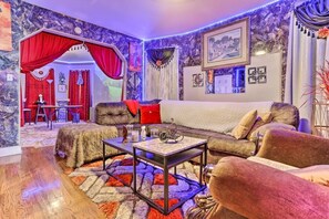 Smart TV, caminetto, libri, biblioteca musicale