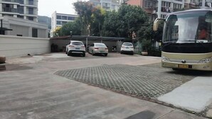 Un área de estacionamiento con varios coches y un autobús.