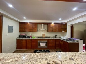 Villa presidencial | Cocina privada | Refrigerador, cafetera y tetera y utensilios de cocina
