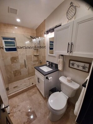 Dusche, Haartrockner, Handtücher, Seife