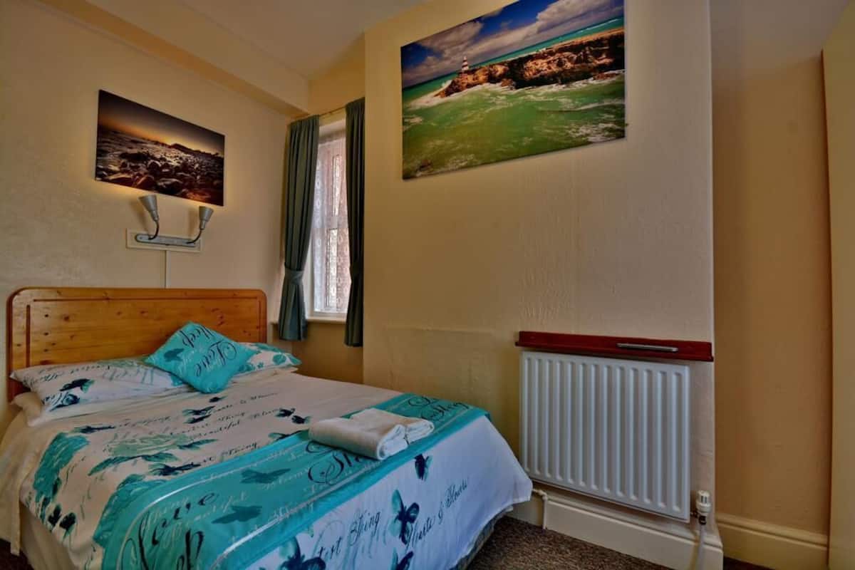 Double Room | Desk, free WiFi, bed sheets