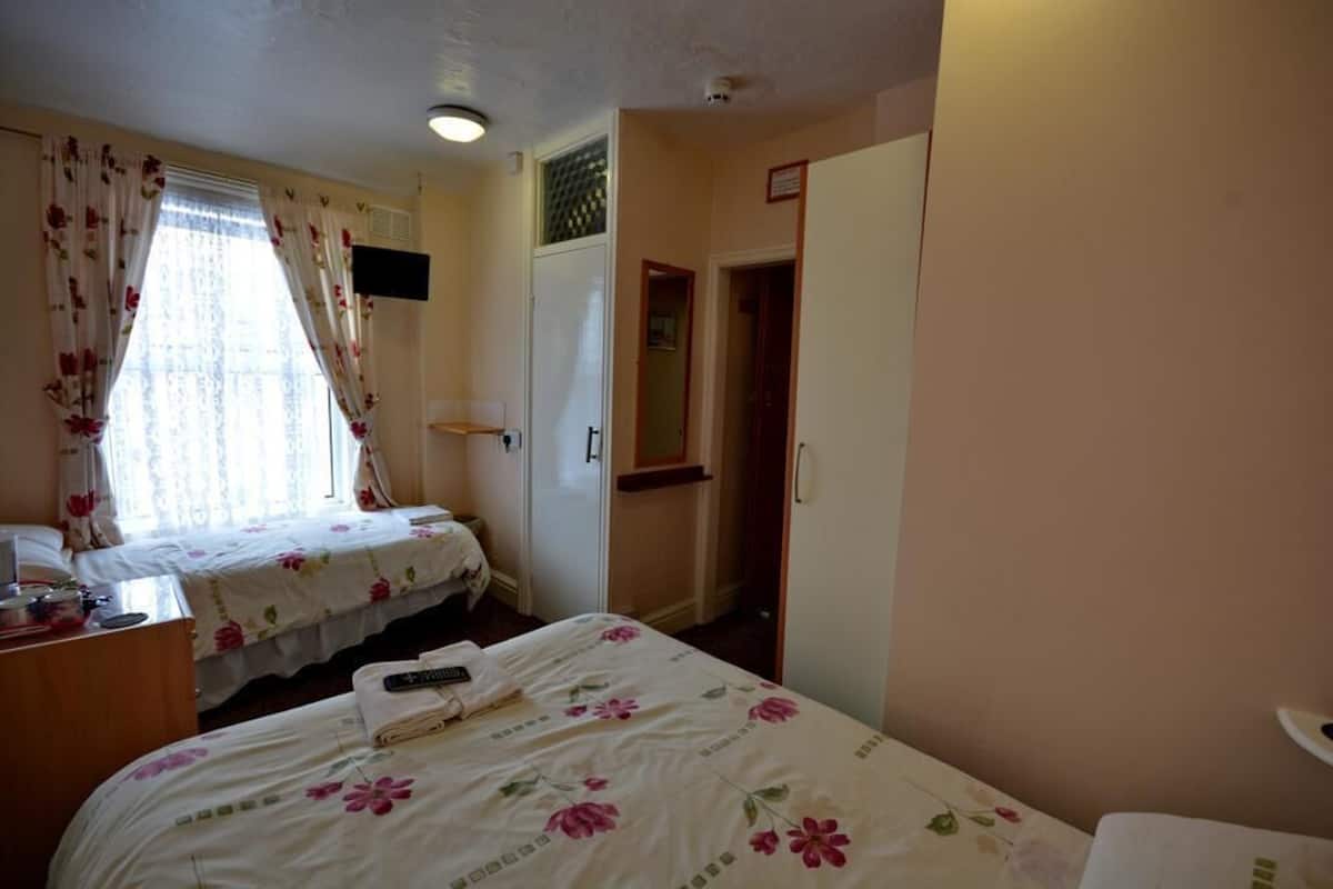 Family Double or Twin Room | Desk, free WiFi, bed sheets