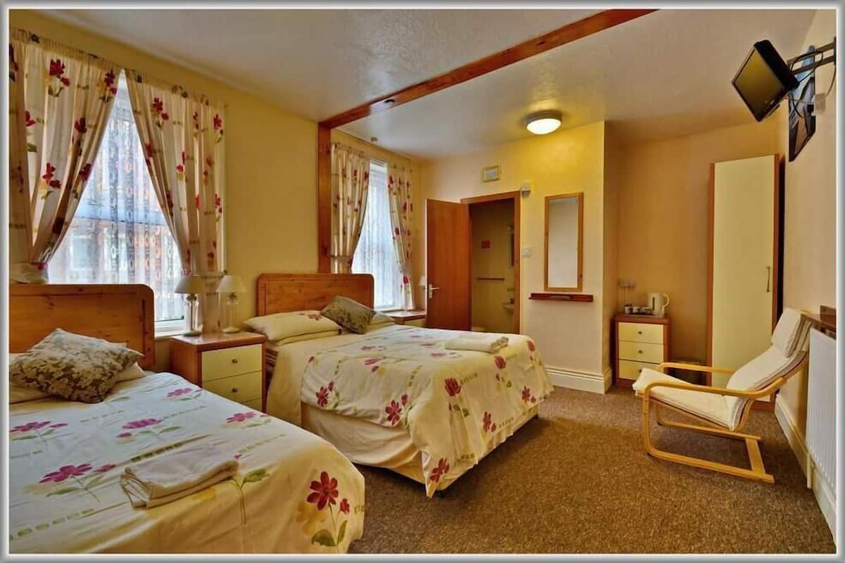 Family Quadruple Room | Desk, free WiFi, bed sheets