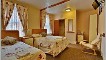 Family Quadruple Room | Desk, free WiFi, bed sheets